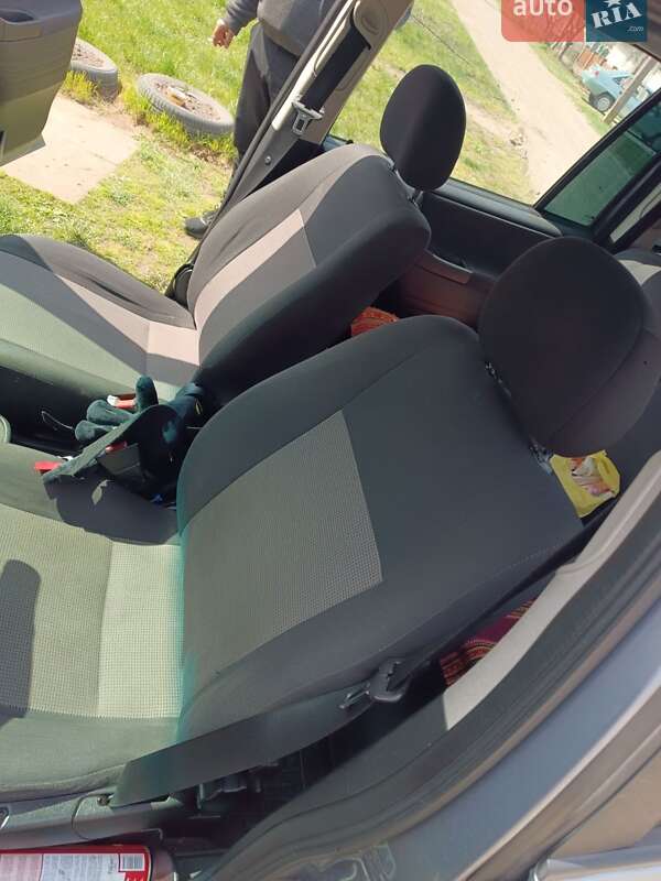 Мінівен Opel Zafira 2004 в Косові