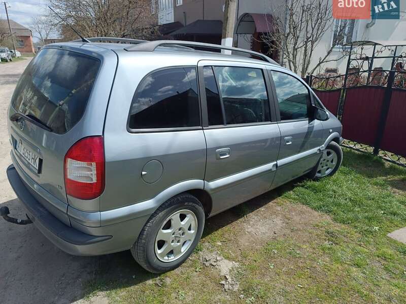 Мінівен Opel Zafira 2004 в Косові