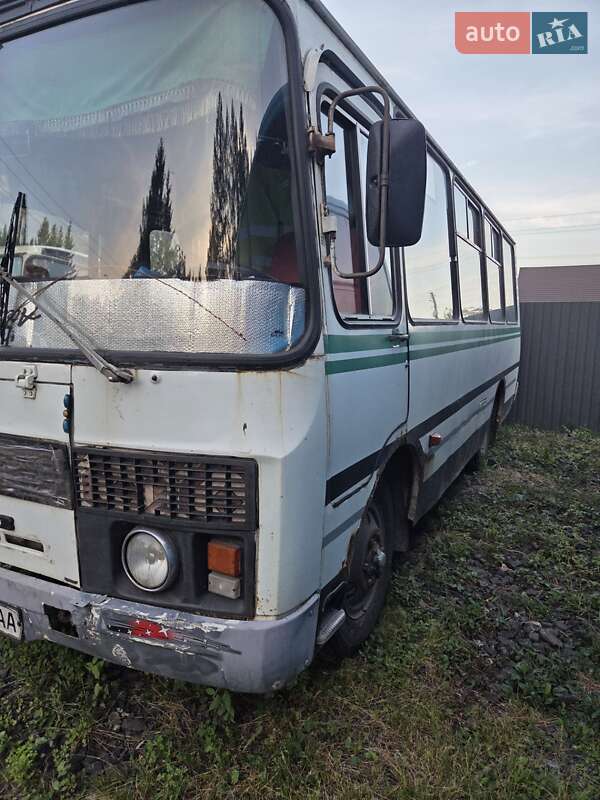 Приміський автобус ПАЗ 3205 2004 в Луцьку
