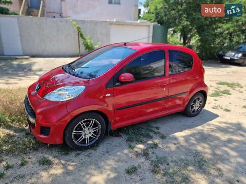 Хетчбек Peugeot 107 2011 в 