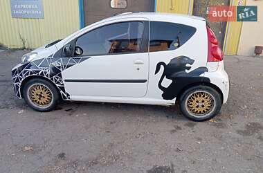 Хэтчбек Peugeot 107 2010 в 