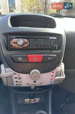 Хэтчбек Peugeot 107 2011 в 