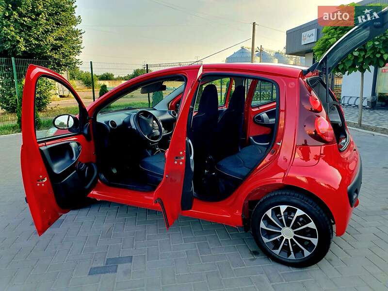 Хетчбек Peugeot 107 2013 в Попільні