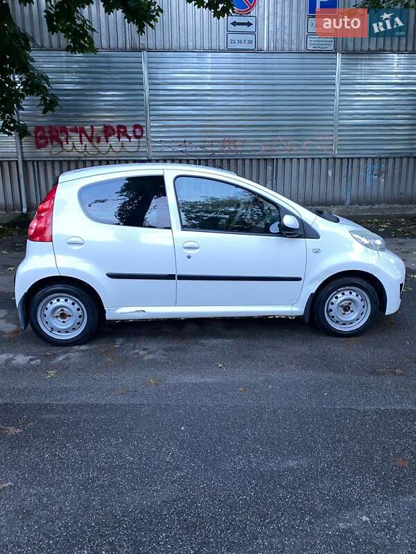 Хэтчбек Peugeot 107 2011 в Киеве