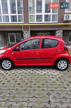 Хэтчбек Peugeot 107 2012 в Гатном