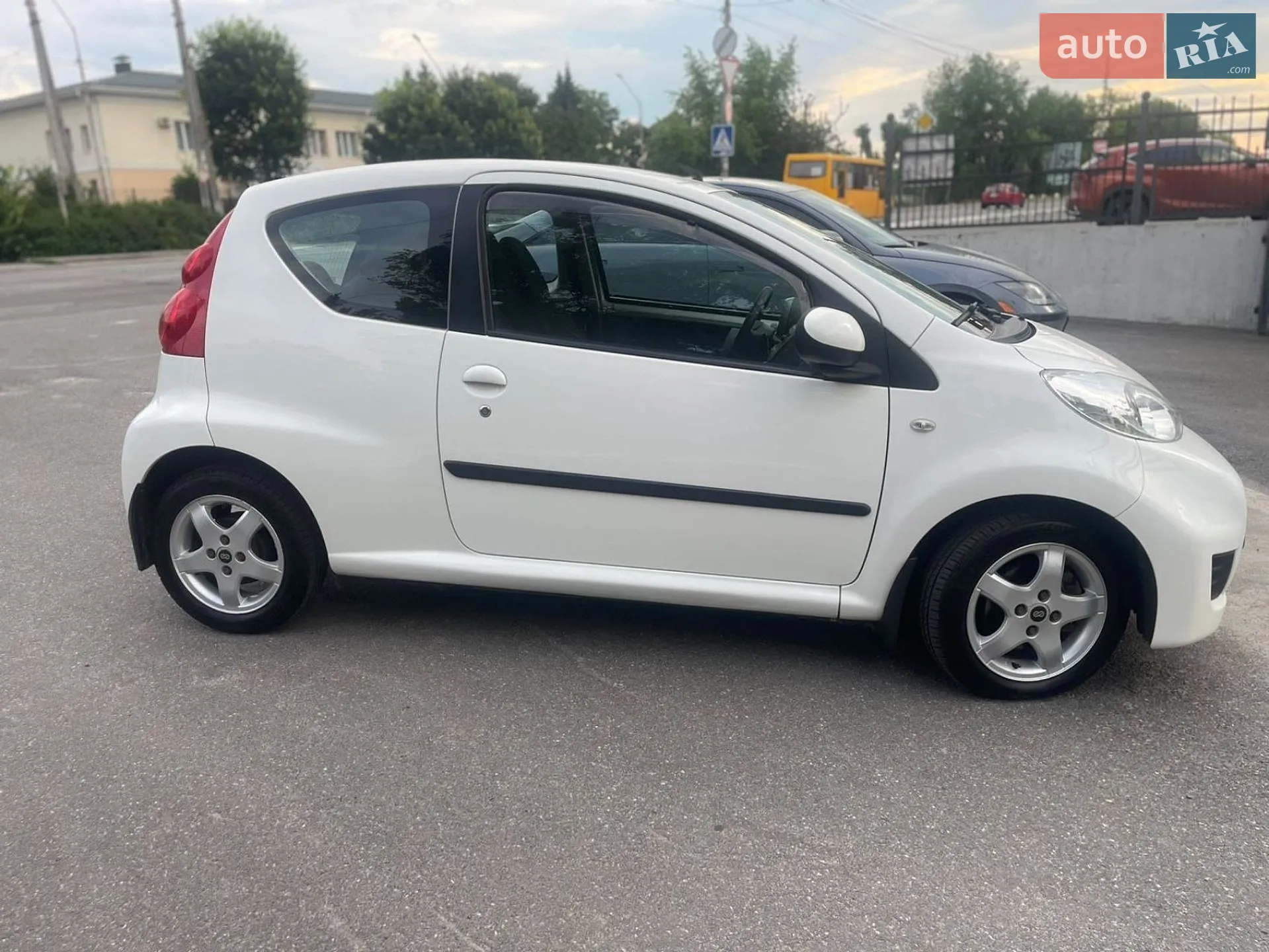 2011 Peugeot 107 - мініатюра 14