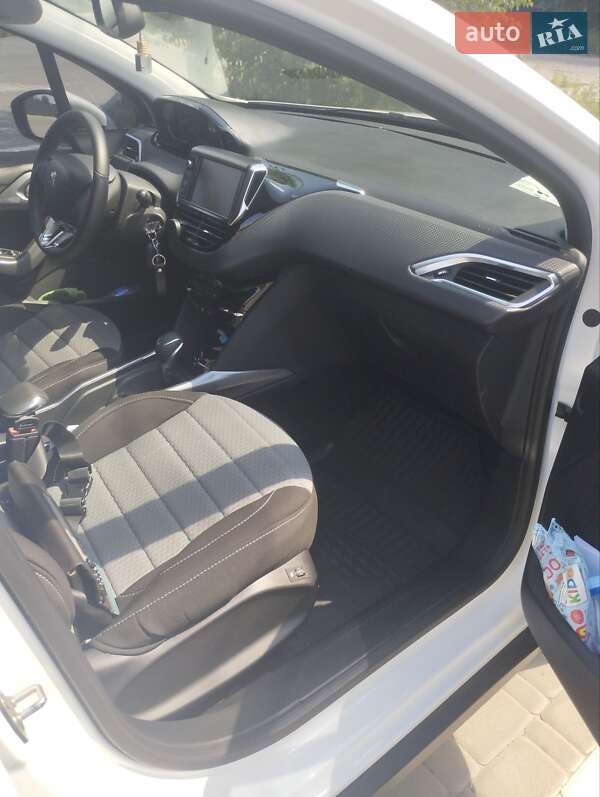 Внедорожник / Кроссовер Peugeot 2008 2016 в Ирпене