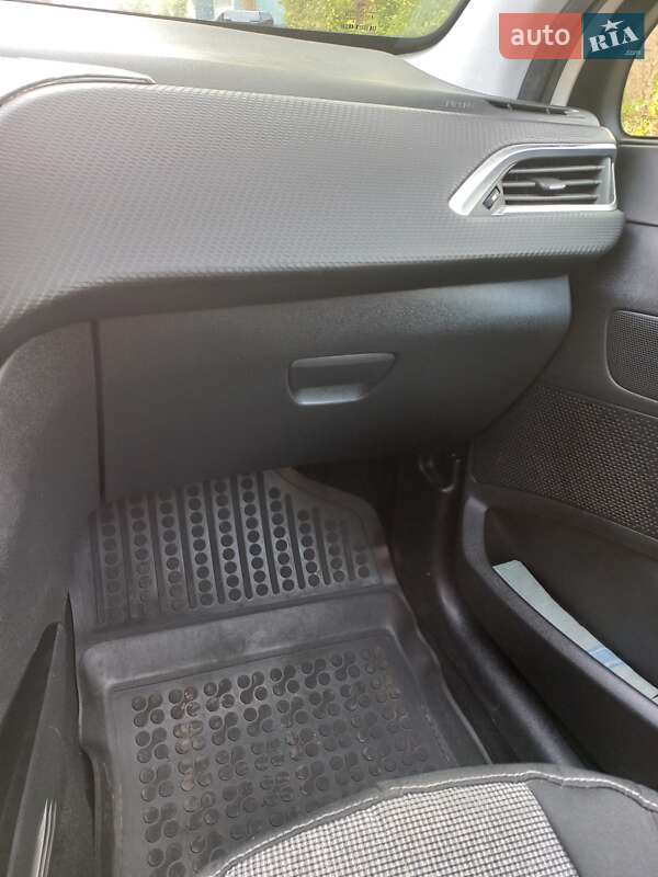 Позашляховик / Кросовер Peugeot 2008 2015 в Івано-Франківську