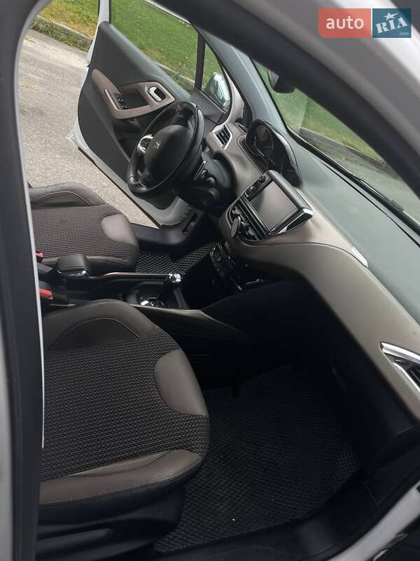 Внедорожник / Кроссовер Peugeot 2008 2013 в Киеве