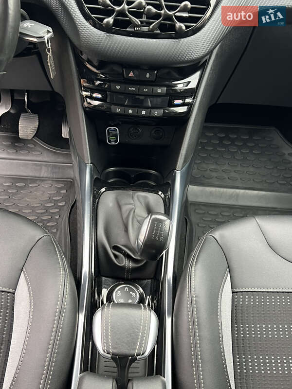 Внедорожник / Кроссовер Peugeot 2008 2013 в Бердичеве