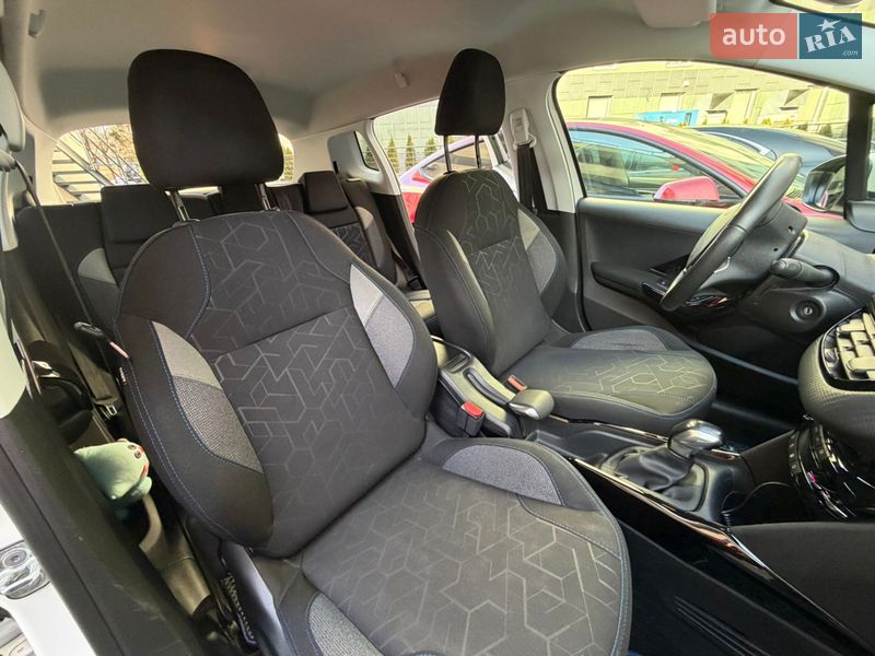 Внедорожник / Кроссовер Peugeot 2008 2019 в Киеве