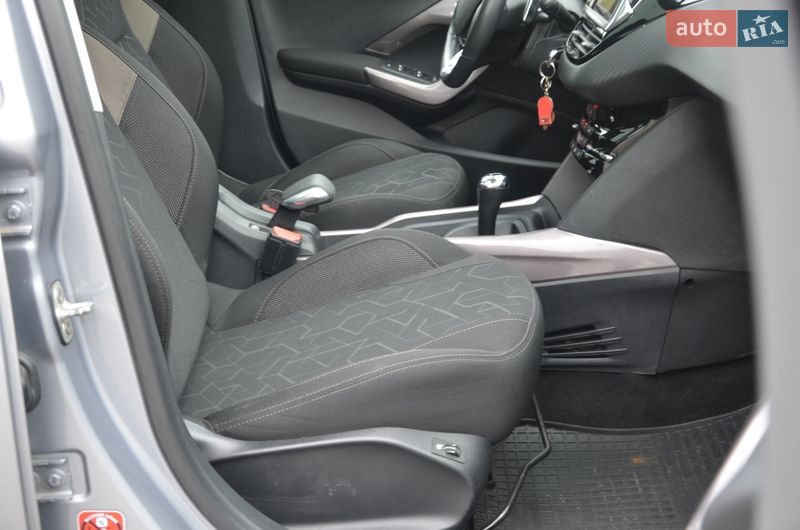 Внедорожник / Кроссовер Peugeot 2008 2016 в Киеве