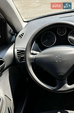 Хетчбек Peugeot 206+ 2010 в 
