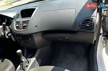Хетчбек Peugeot 206+ 2010 в 