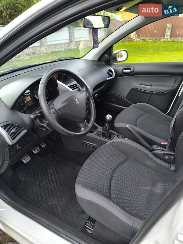 Хэтчбек Peugeot 206 plus 2010 в Дубно