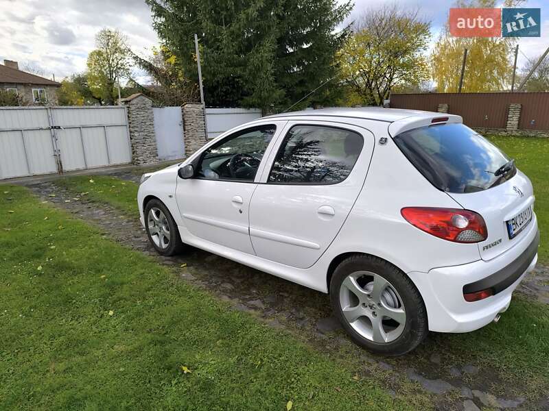 Хэтчбек Peugeot 206 plus 2010 в Дубно