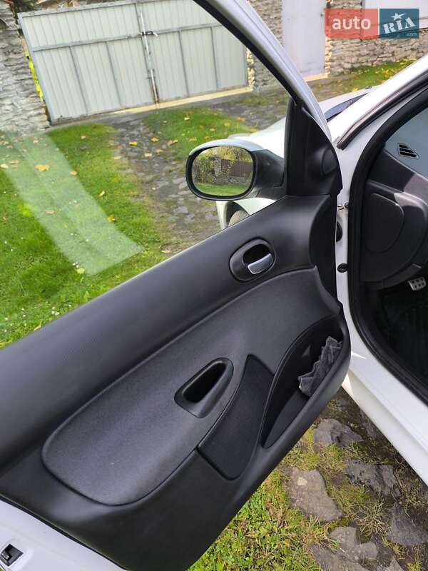 Хэтчбек Peugeot 206 plus 2010 в Дубно