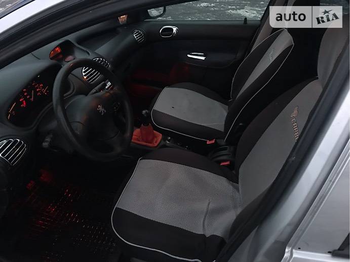 Хетчбек Peugeot 206 2000 в Мукачевому
