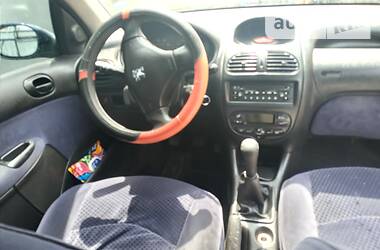 Седан Peugeot 206 2004 в Липовце