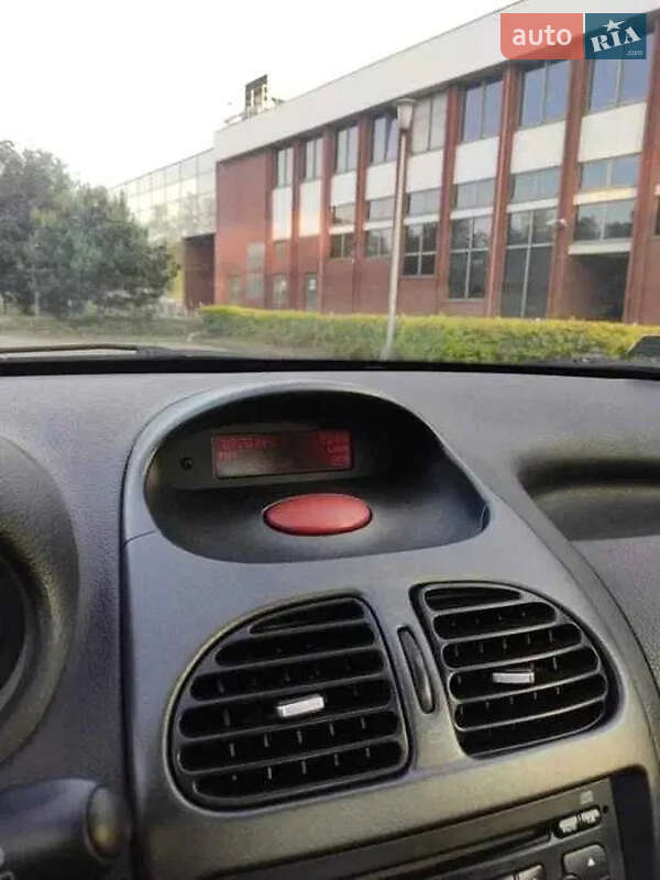 Кабриолет Peugeot 206 2002 в Киеве фото 5 Кабриолет Peugeot 206 2002 в Киеве