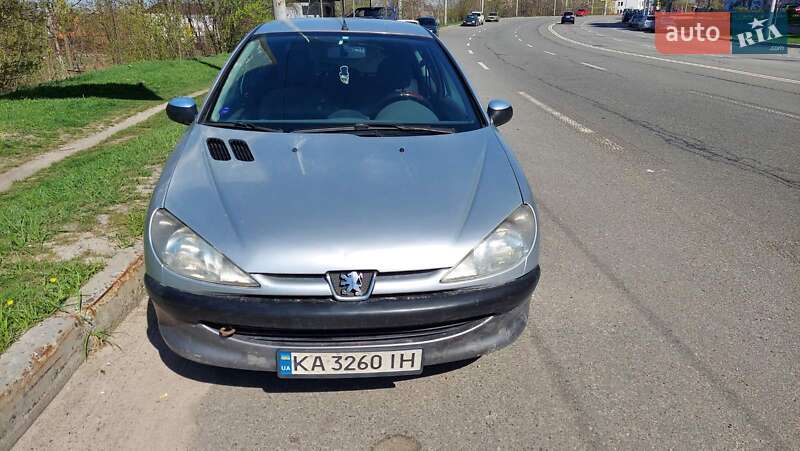 Хэтчбек Peugeot 206 2002 в 