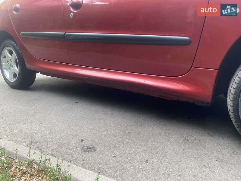 Хэтчбек Peugeot 206 2005 в Киеве