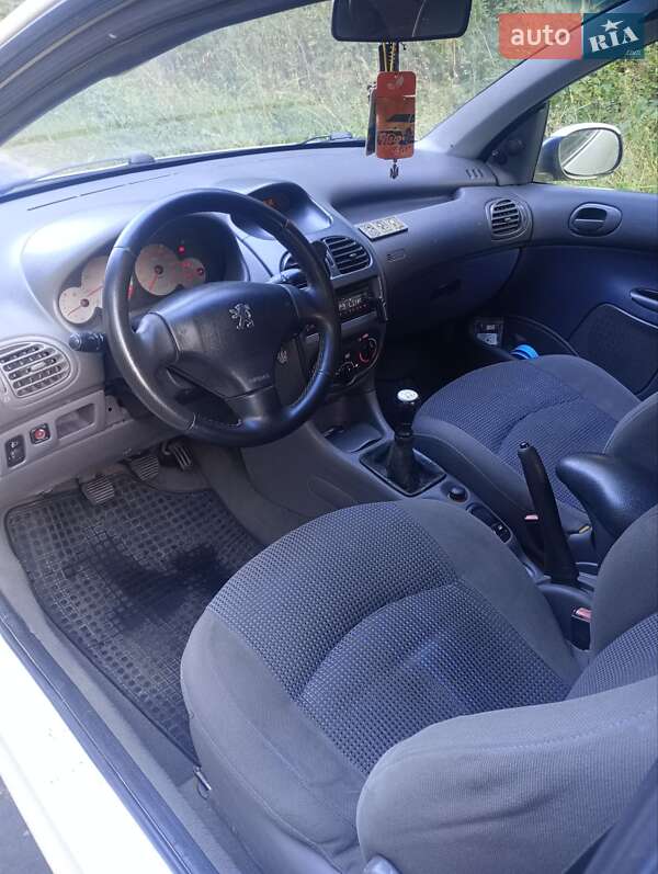 Хетчбек Peugeot 206 2004 в Шацьку
