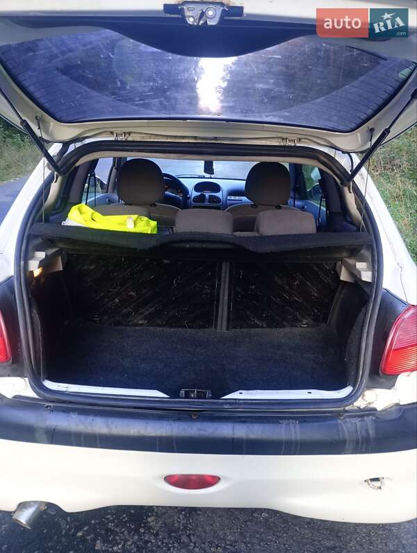 Хетчбек Peugeot 206 2004 в Шацьку