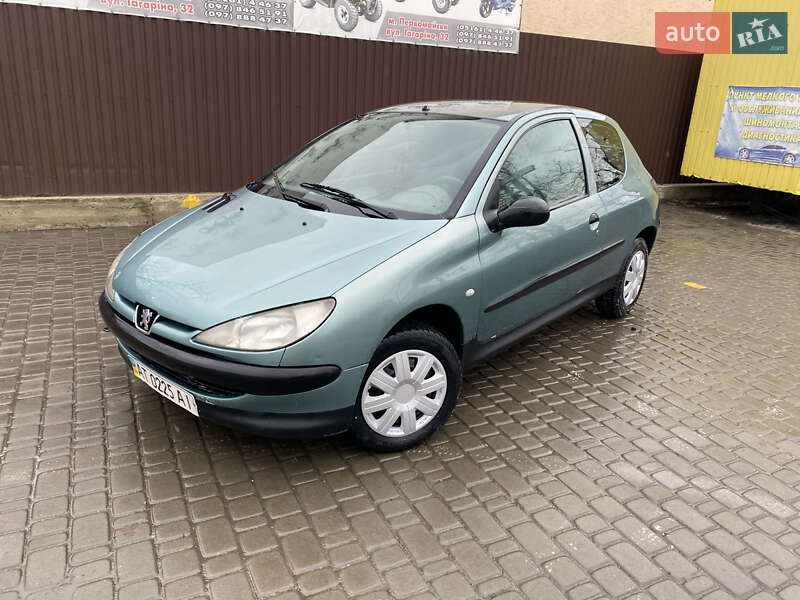 Хэтчбек Peugeot 206 2002 в Первомайске