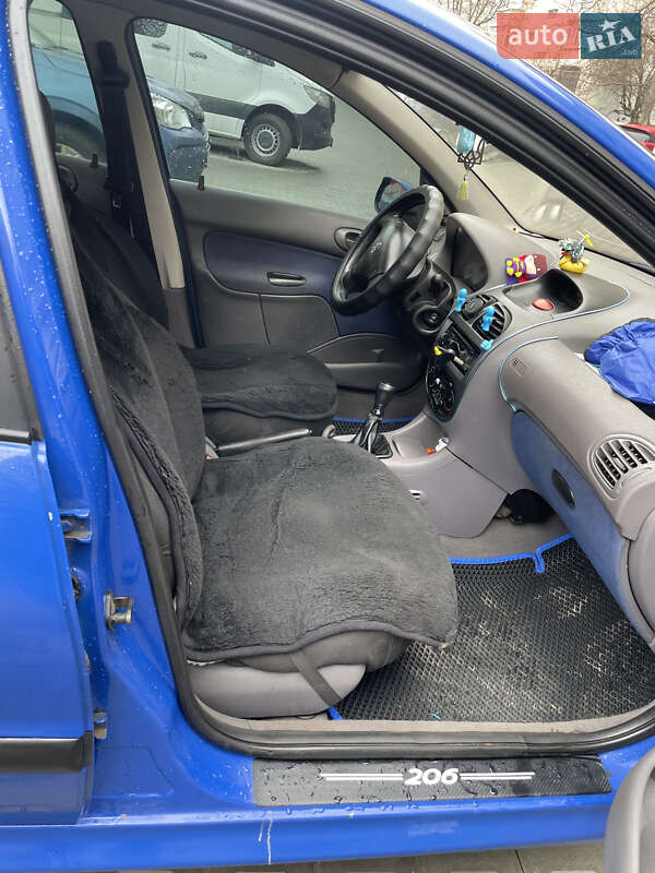 Хетчбек Peugeot 206 2003 в Чернівцях