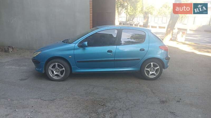 Хетчбек Peugeot 206 2000 в Дніпрі