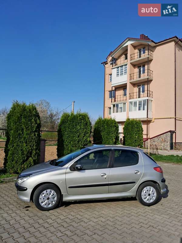 Хэтчбек Peugeot 206 2004 в 