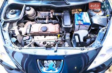 Хетчбек Peugeot 206 2011 в 