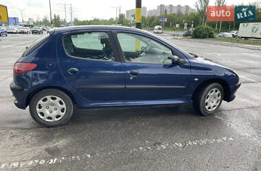 Хетчбек Peugeot 206 2002 в 