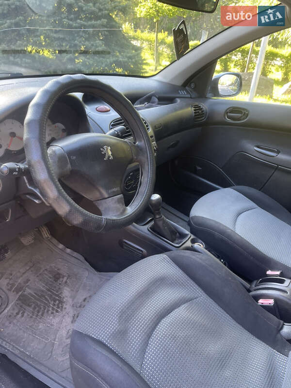 Хетчбек Peugeot 206 2005 в Дніпрі