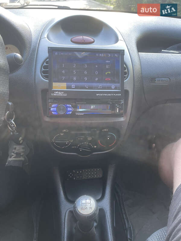 Хетчбек Peugeot 206 2005 в Дніпрі