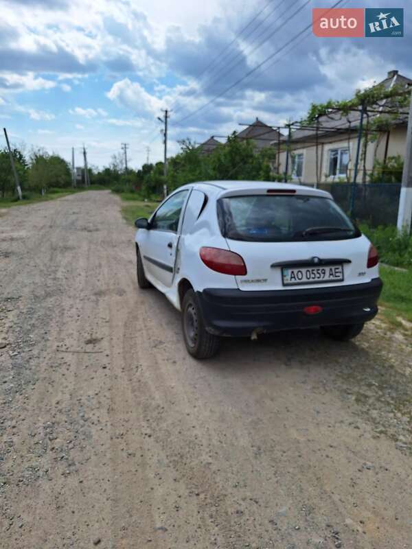 Хэтчбек Peugeot 206 2002 в Виноградове