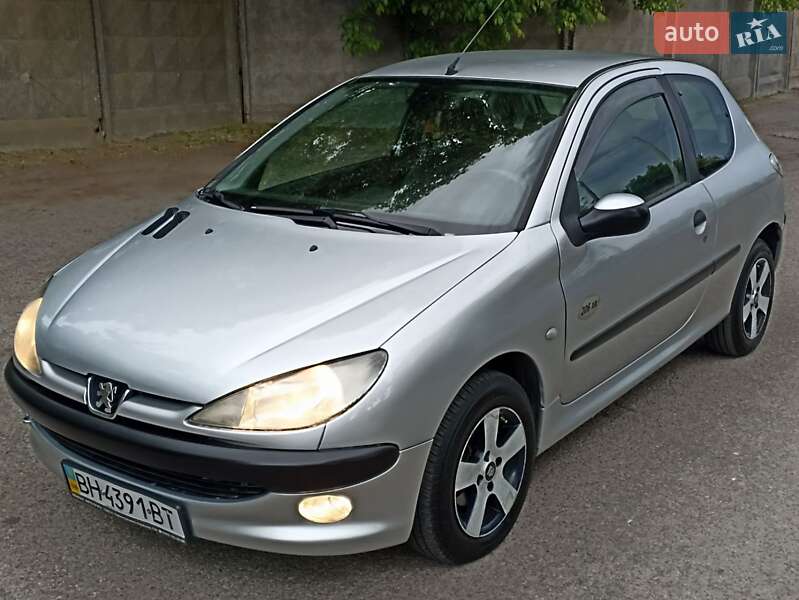 Хэтчбек Peugeot 206 2002 в 