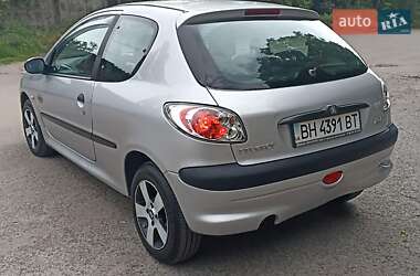 Хэтчбек Peugeot 206 2002 в 