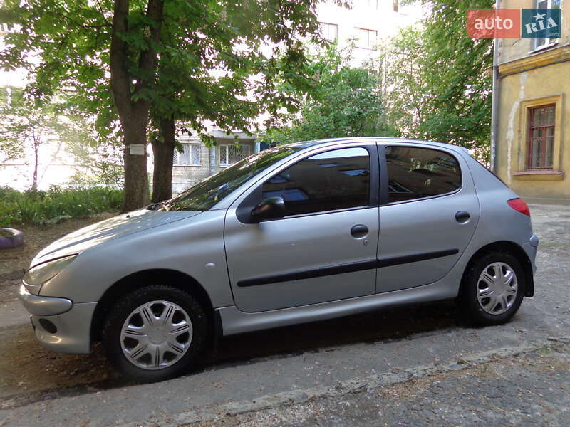 Хэтчбек Peugeot 206 2002 в 