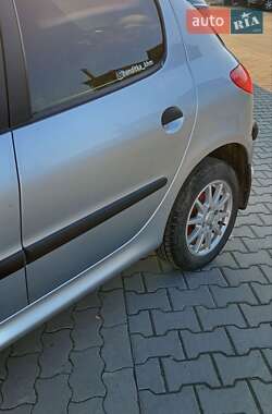 Хэтчбек Peugeot 206 2006 в 