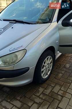 Хэтчбек Peugeot 206 2006 в 