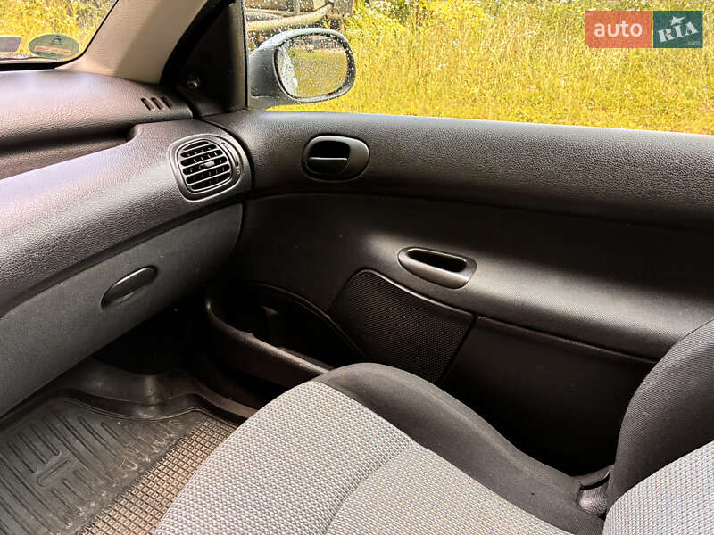 Хетчбек Peugeot 206 2003 в Кременчуці