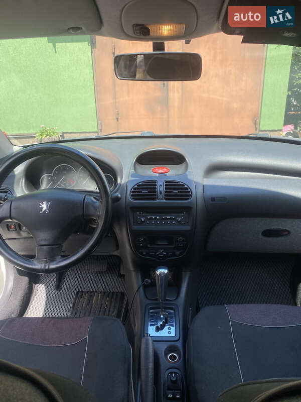 Хэтчбек Peugeot 206 2008 в Киеве