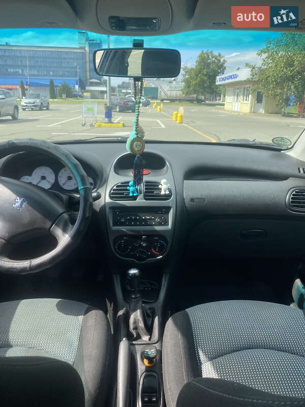 Хетчбек Peugeot 206 2004 в Києві