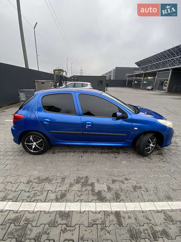 Хэтчбек Peugeot 206 2009 в Дубно