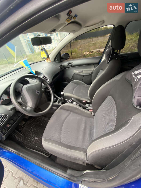 Хэтчбек Peugeot 206 2009 в Дубно