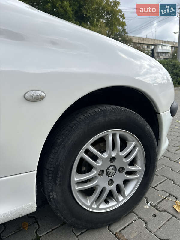 Хетчбек Peugeot 206 2001 в Чернівцях