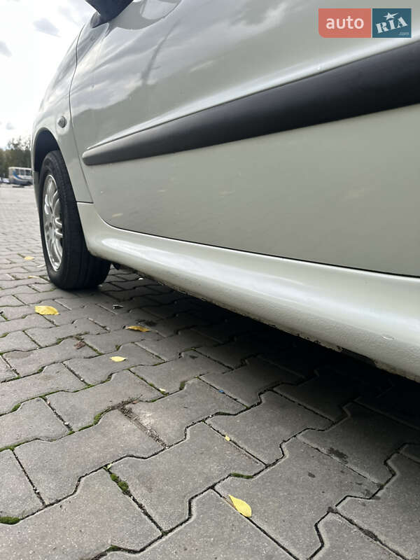 Хетчбек Peugeot 206 2001 в Чернівцях