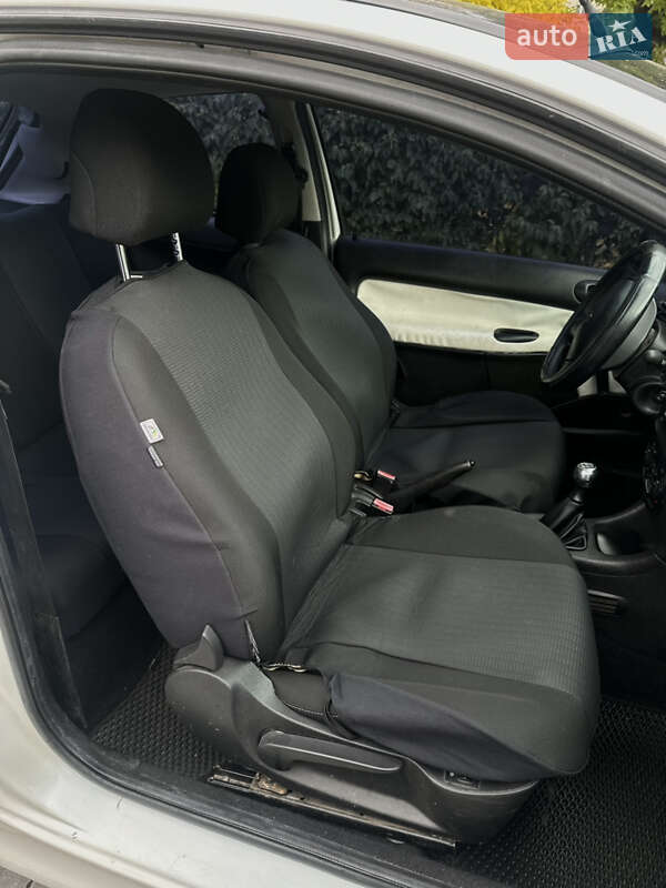 Хетчбек Peugeot 206 2001 в Чернівцях